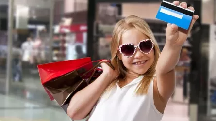 Первая платежная карточка: как уберечь детей от финансовых мошенников