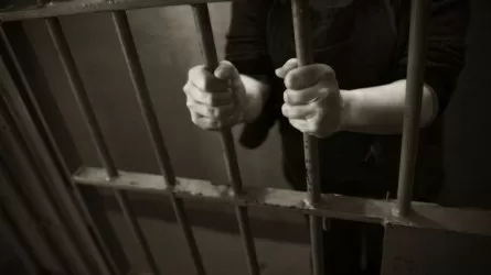 Сотрудника миграционной полиции в Актобе приговорили к шести годам заключения за взятку