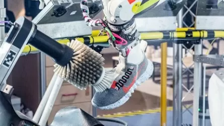 Робот научился чистить кроссовки