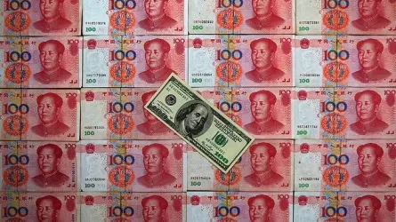 Юань подешевел к доллару до 14-летнего минимума