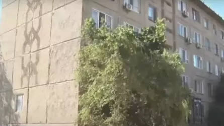 В Атырау жильцы требуют признать их общежитие аварийным