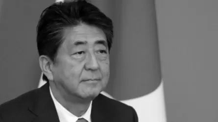 Токиода экс премьер Абэні жерлеу рәсіміне қарсы наразылықтар өтіп жатыр