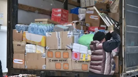 В ЗКО депутаты вместе с казахстанцами собрали свыше 3 тонн гуманитарного груза для костанайцев  