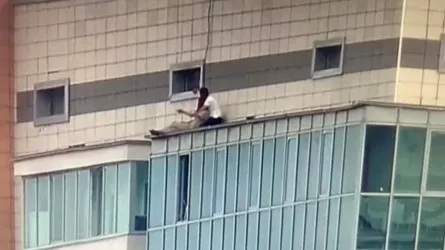 Полицейский в Нур-Султане спас женщину от падения с 24-го этажа