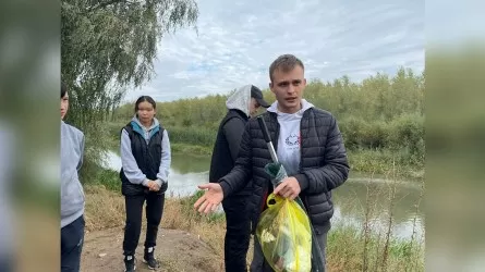 Субботник в благодарность казахстанцам провели россияне на берегу Урала