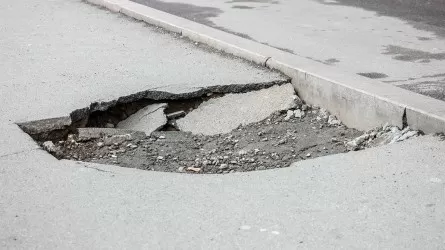 Почему дороги еще ремонтируются, но уже рассыпаются в Костанайской области 
