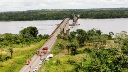Мост с автомобилями рухнул в реку в Бразилии – СМИ 