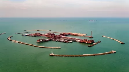"КазМунайГаз" выкупил у "Самрук-Казына" 50% доли "КМГ Кашаган Б.В."