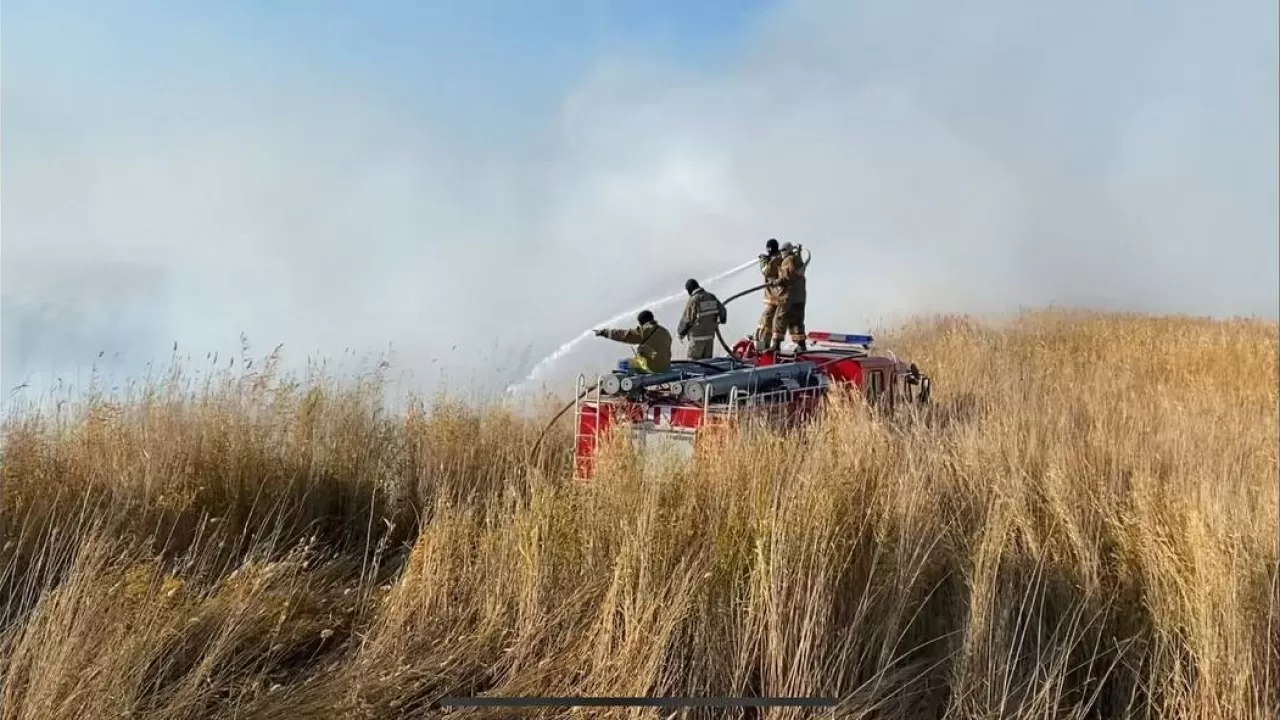 На побережье Каспия удалось потушить один очаг горящего камыша