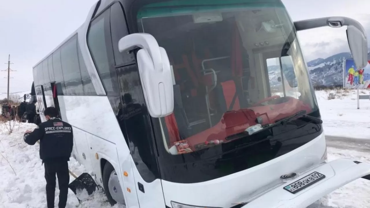 Автобус с 79 детьми слетел с дороги в Алматинской области