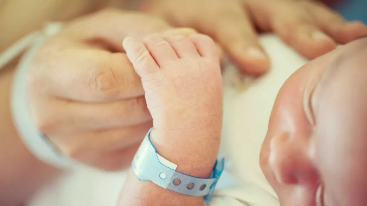 "Цифровой след" дети уже оставляют: в роддомах с момента рождения им присваивают ID-код