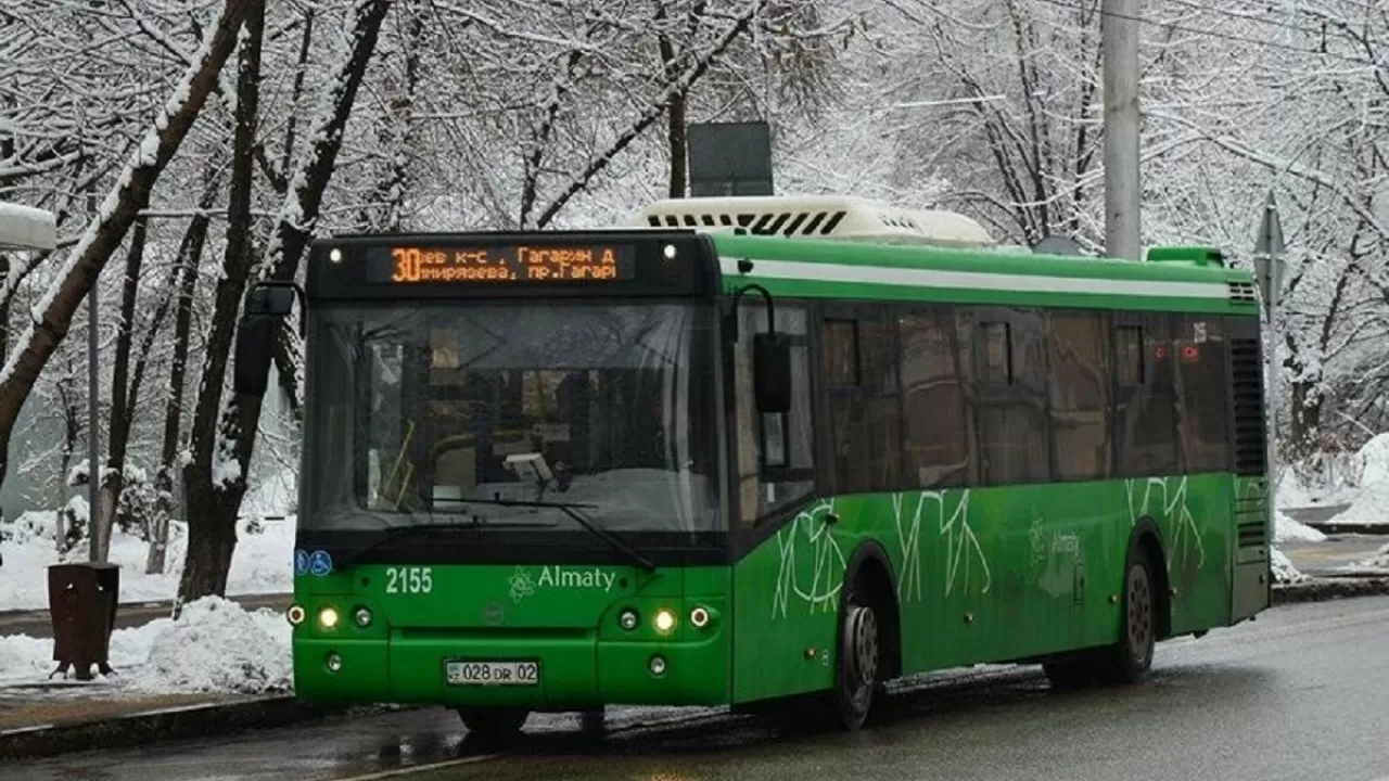 Два автобусных маршрута изменят схему движения в Алматы