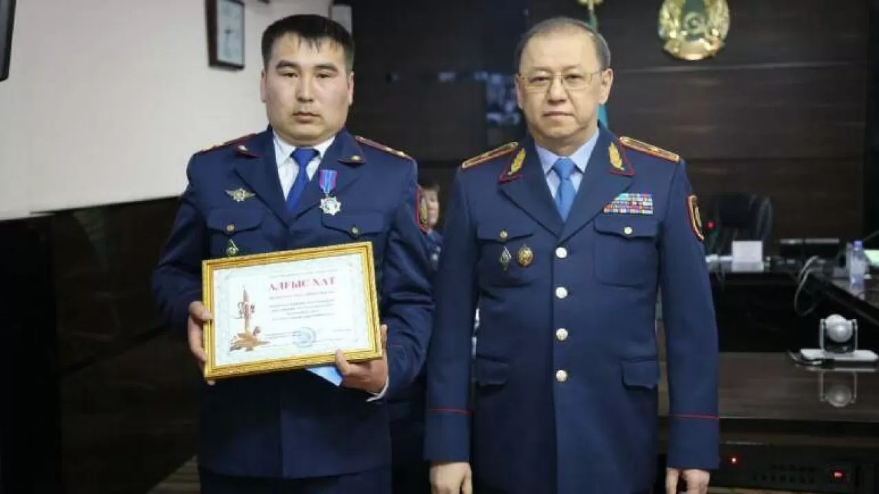 Түркістанда 2 жасар баланы құтқарған полицей марапатталды