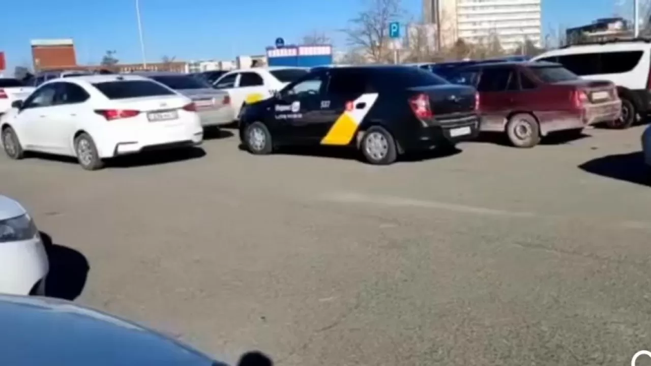 Ақтауда көлік жүргізушілері "Яндекс.Такси" қызметіне наразылық білдірді
