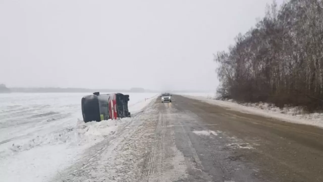 Автобус из Казахстана с 54 пассажирами перевернулся в России
