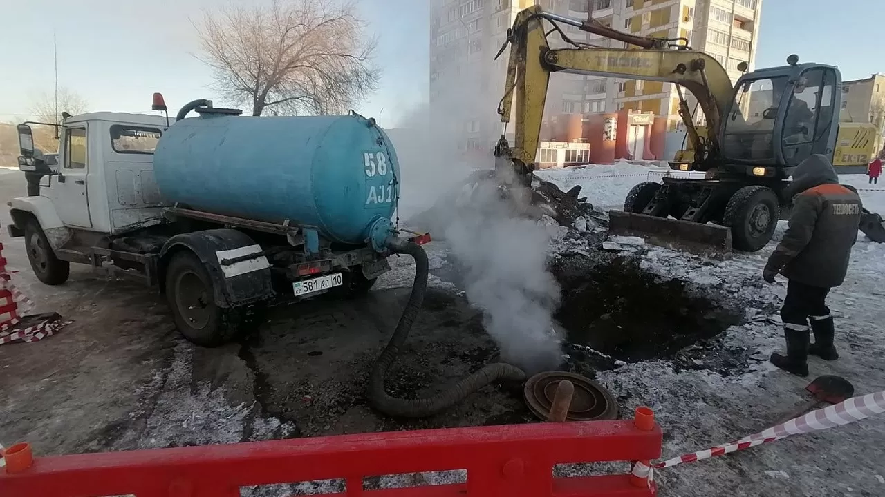 Вторая за сутки авария произошла на теплотрассе в Рудном  
