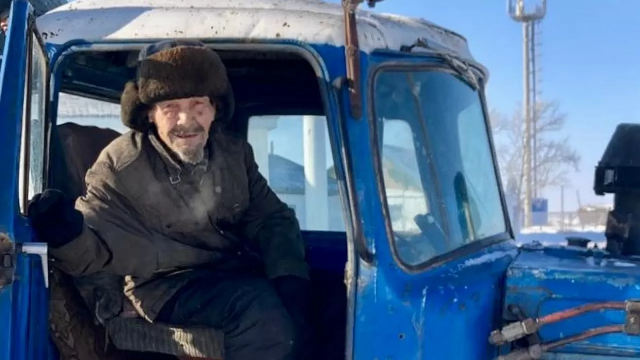 84 жастағы "супермен" ақсақал трактормен ауыл қарын күреп жүр