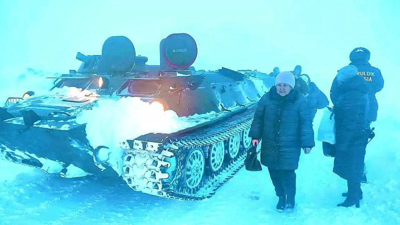 Военная спецтехника помогает спасать людей из снежного плена