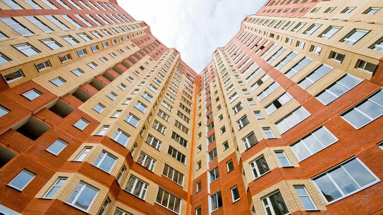 В Казахстане существенно снизилось число сделок купли-продажи жилья