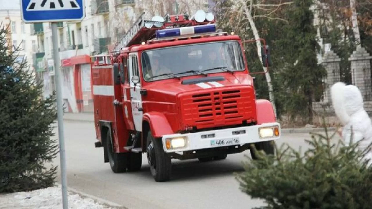 В Семее из горящей квартиры спасли четырехлетнего ребенка