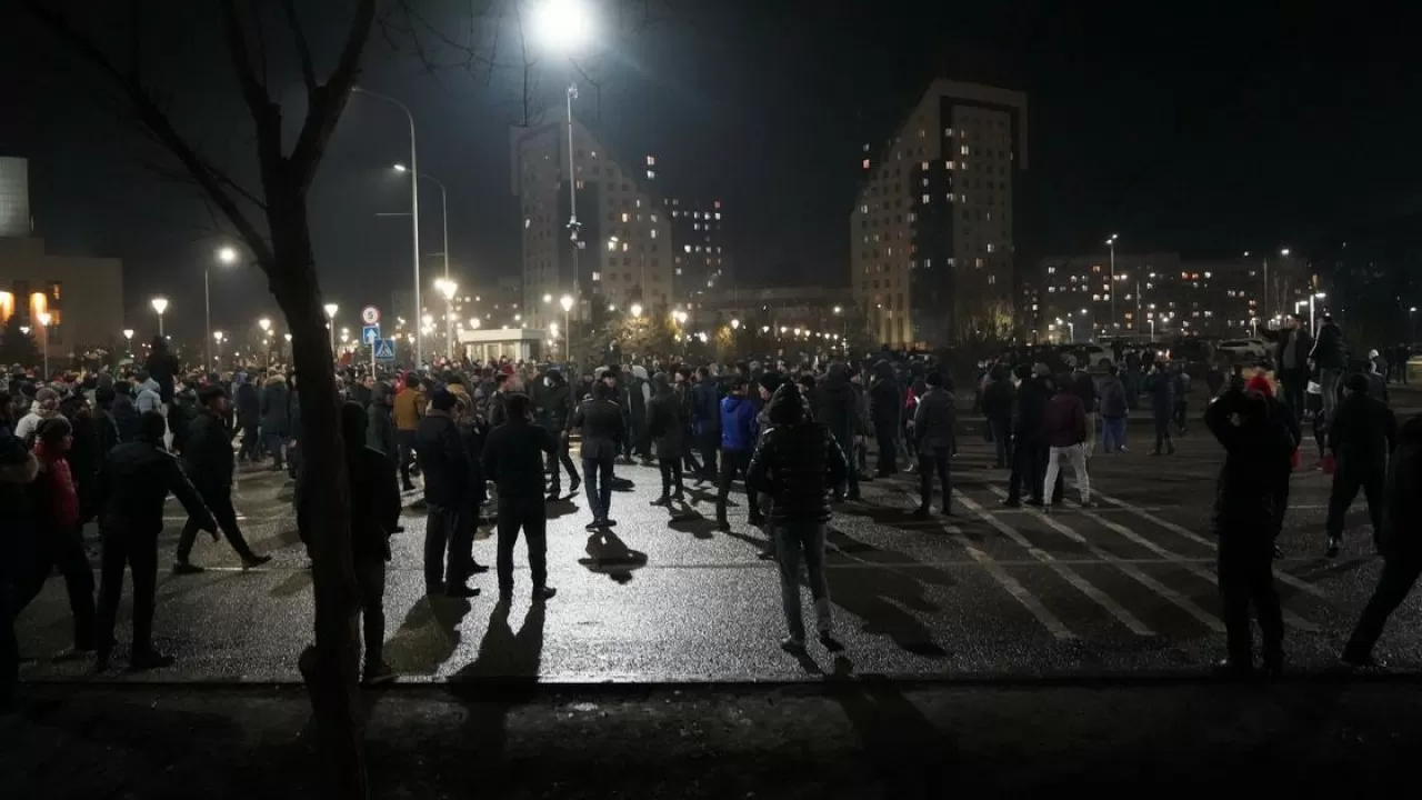 Силовики не установили личности вооруженных людей, окруживших детскую поликлинику в Алматы