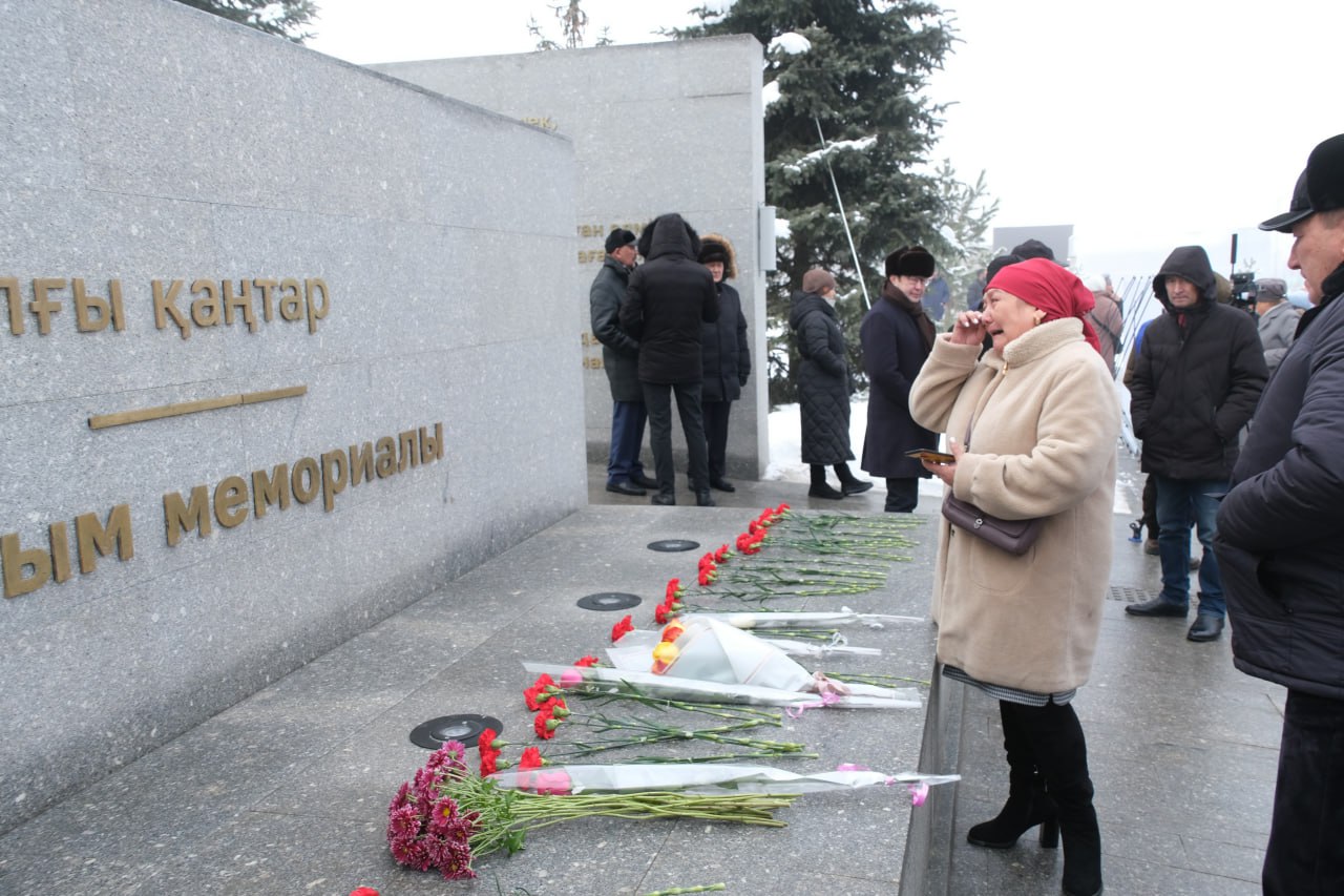 Алматы тұрғындары "Тағзым" мемориалына гүл шоқтарын қойды