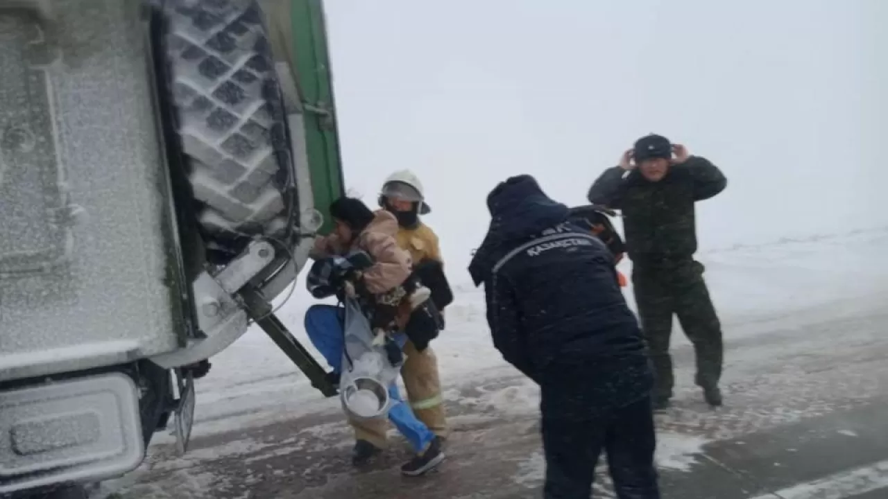 Более 100 человек спасли из снежного плена на трассе в Жамбылской области