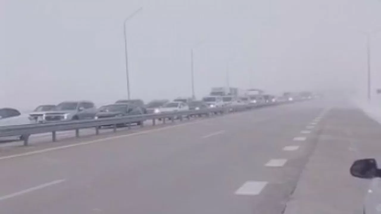 Ауа райының қолайсыздығынан жолда қалып қойған 800-ге жуық автокөлікті полицейлер шекараға дейін жеткізіп тастады