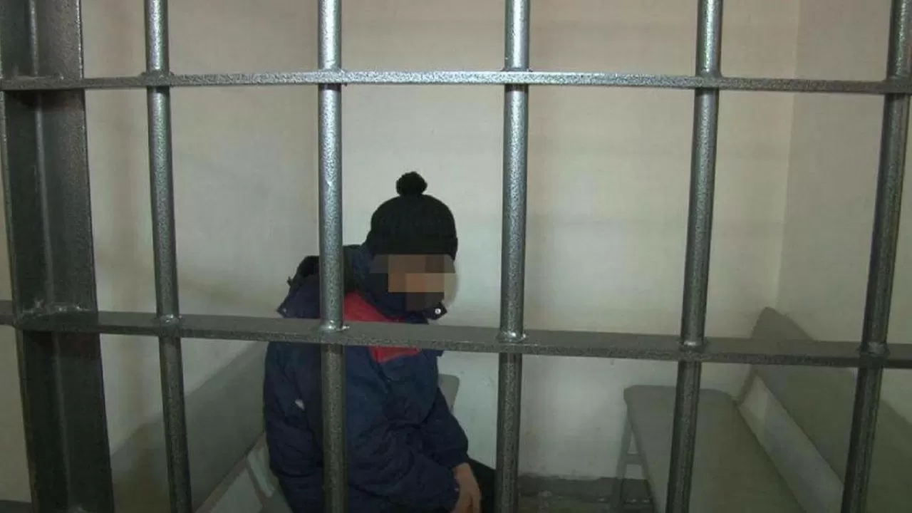 Жол жабылған кезде полицияның жұмысына кедергі келтірген көлік жүргізушісі қамауға алынды 