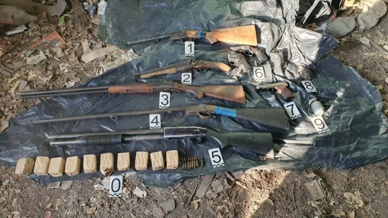 Ружья, обрезы, гранаты и патроны нашли полицейские в четырех схронах