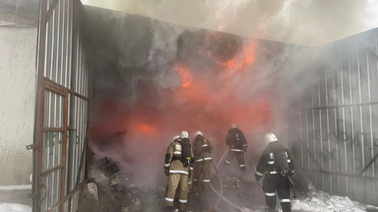 В Алматы горит склад