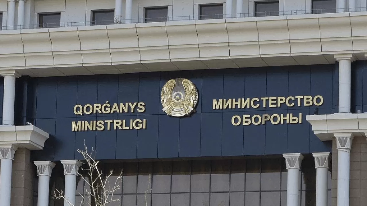Қорғаныс министрлігі департаментінің басшысына қатысты сотқа дейінгі тергеп-тексеру басталды