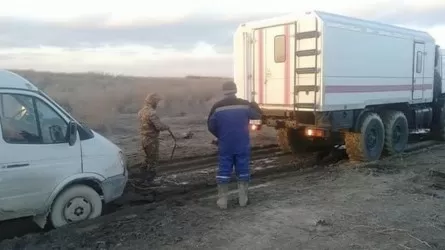 Қызылорда-Жезқазған автожолында балшыққа батып қалған жолаушы құтқарылды
