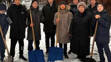 Ұлытау облысында еріктілер қарт адамдардың аулаларын қардан тазартты