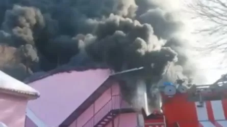 Крупный пожар возник на рынке "Аксай" в Таразе