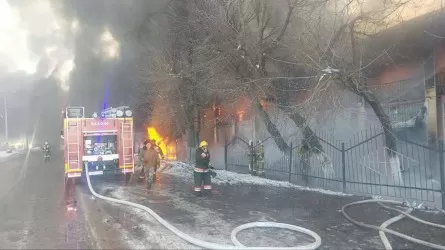 Пожарного едва не убило током при тушении рынка в Таразе