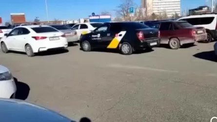 Ақтауда көлік жүргізушілері «Яндекс.Такси» қызметіне наразылық білдірді