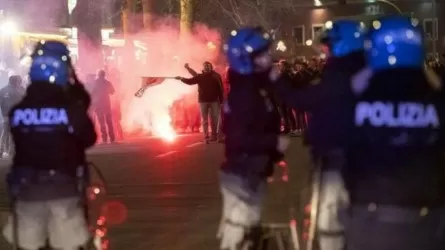 Футбольные фанаты в Италии устроили драку и перекрыли дорогу
