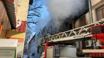 Пожар произошел в жилом доме в центре Алматы