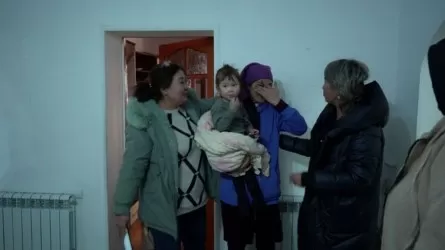 Шымкентте жалдамалы үйі өртенген көп балалы анаға қазақстандықтар 22 миллион теңгеге екіқабатты үй сыйлады