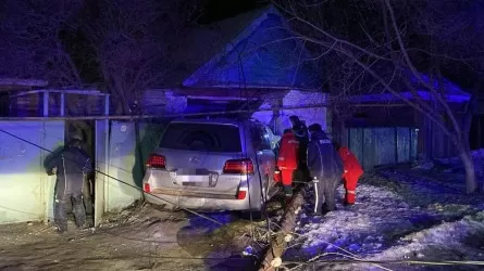 В Уральске нарушитель на внедорожнике погиб, врезавшись в дом