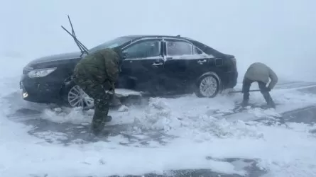 Сотни человек спасли из снежного плена в двух регионах Казахстана