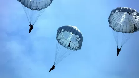 Военнослужащий погиб под Астаной при совершении прыжка с парашютом