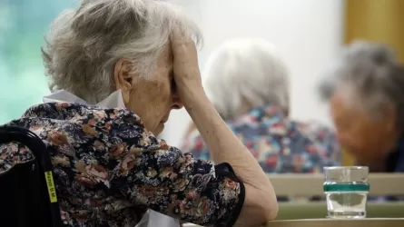 Казахстанцы оставили в домах престарелых более 20 тысяч своих родителей