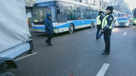 В Алматы насмерть сбили водителя троллейбуса
