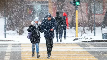 Снегопад в очередной раз парализовал движение в Алматы
