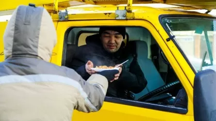 В Астане организовали бесплатные горячие обеды и такси