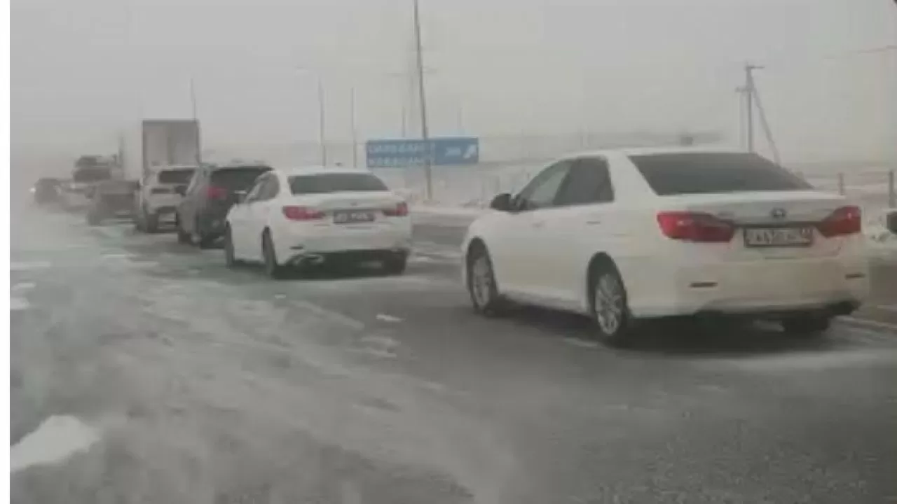 170 машин застряли на дороге в Павлодарской области из-за непогоды
