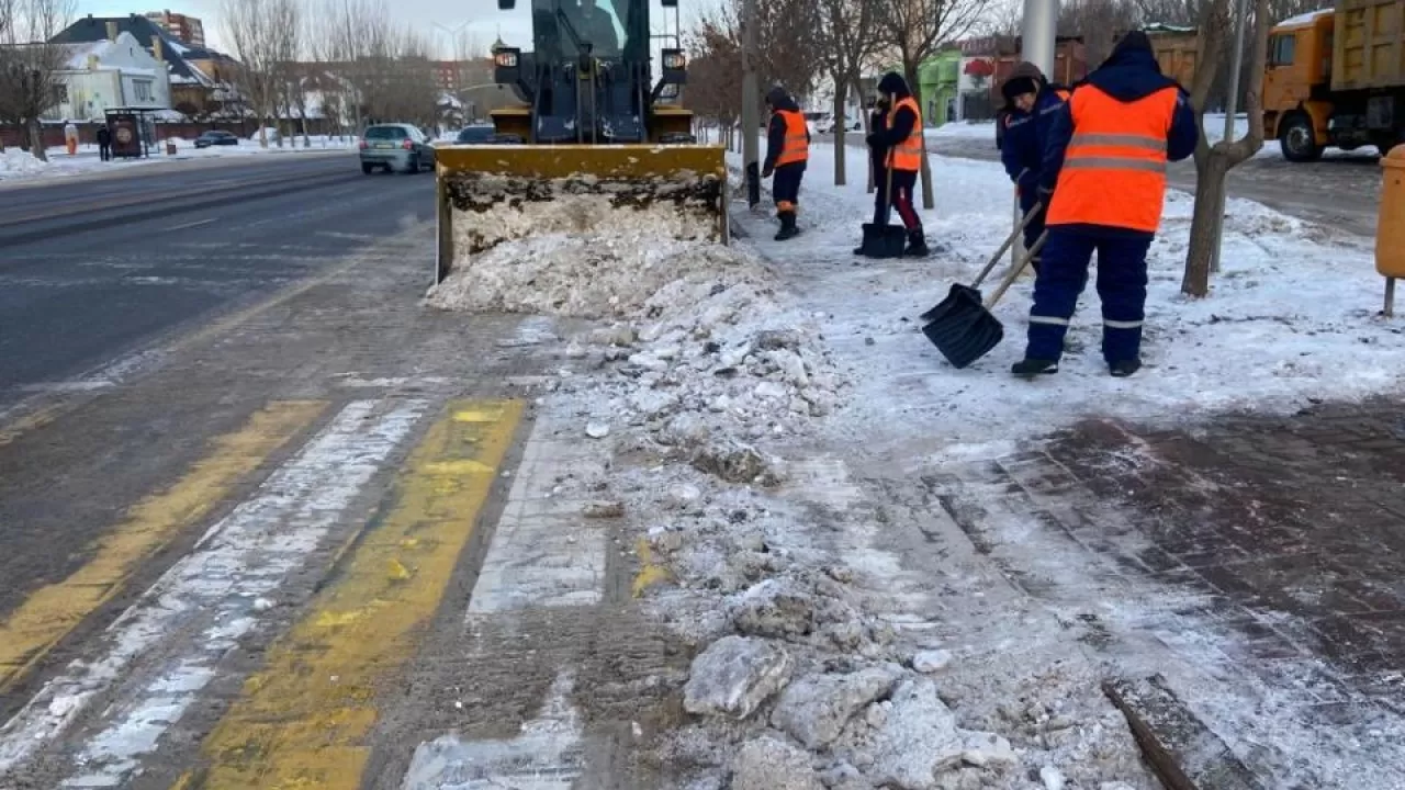 Астанада қар мен мұз күреуге екі мыңнан астам жұмысшы шықты