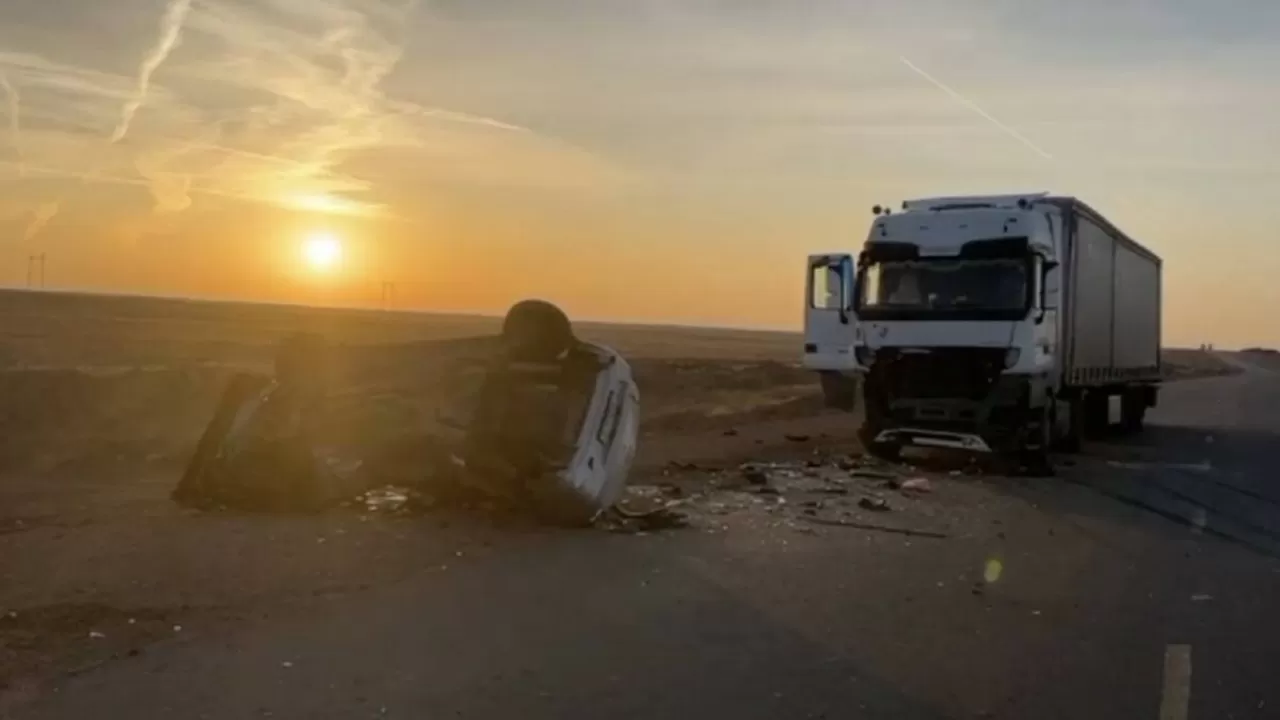 Три человека погибли после лобового столкновения легкового автомобиля с грузовиком в РК 